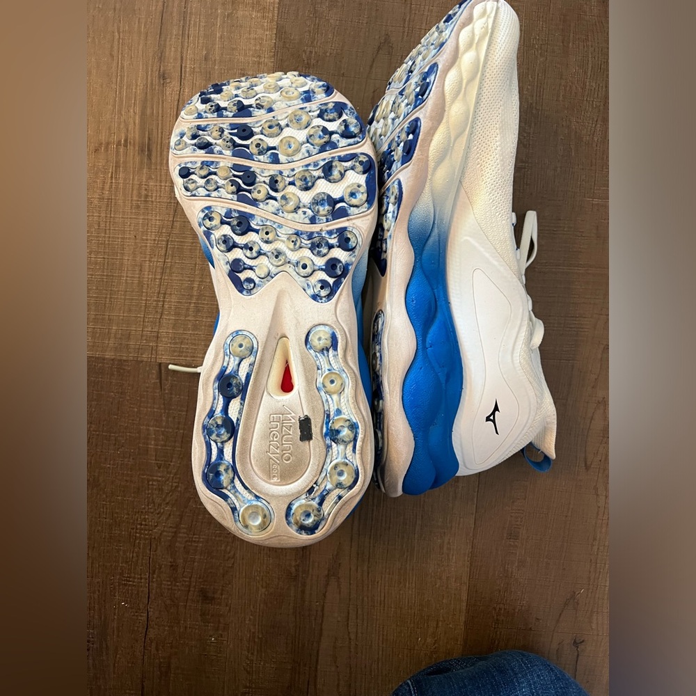 Men’s Mizuno tennis shoes